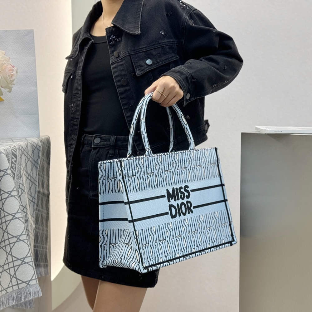 디올 페일 블루 & 블랙 Miss Dior Allover 자수 북 미듐 토트백