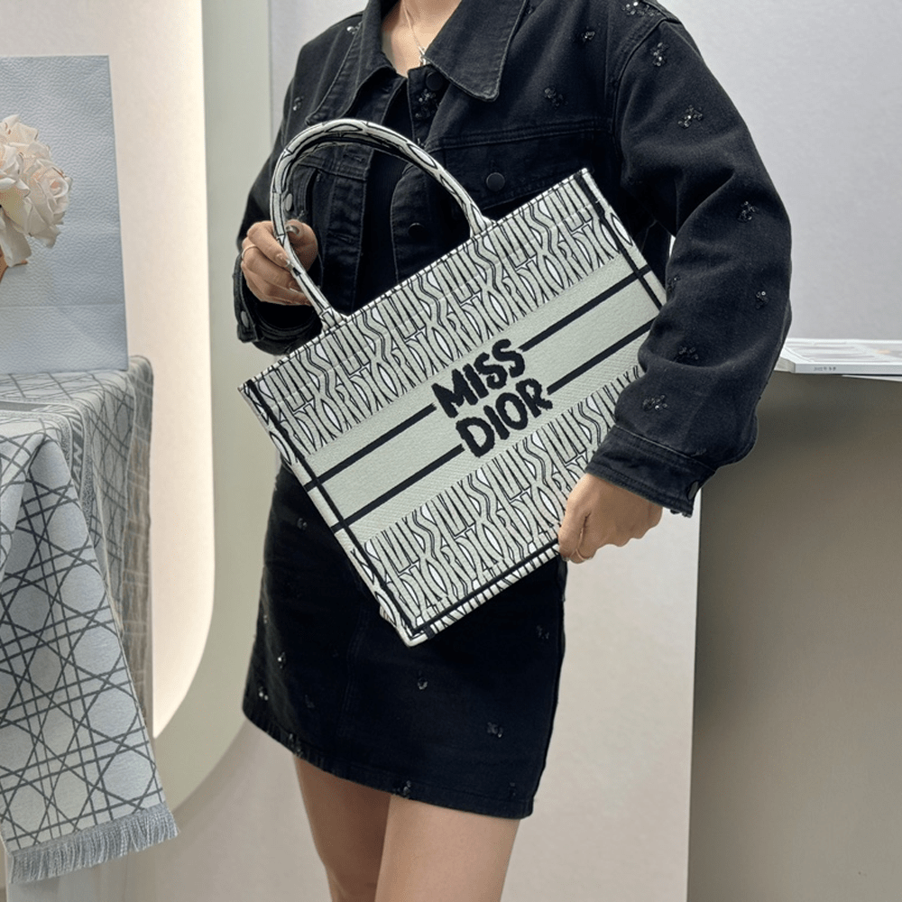 디올 화이트 & 페일 터콰이즈 Miss Dior Allover 자수 북 미듐 토트백