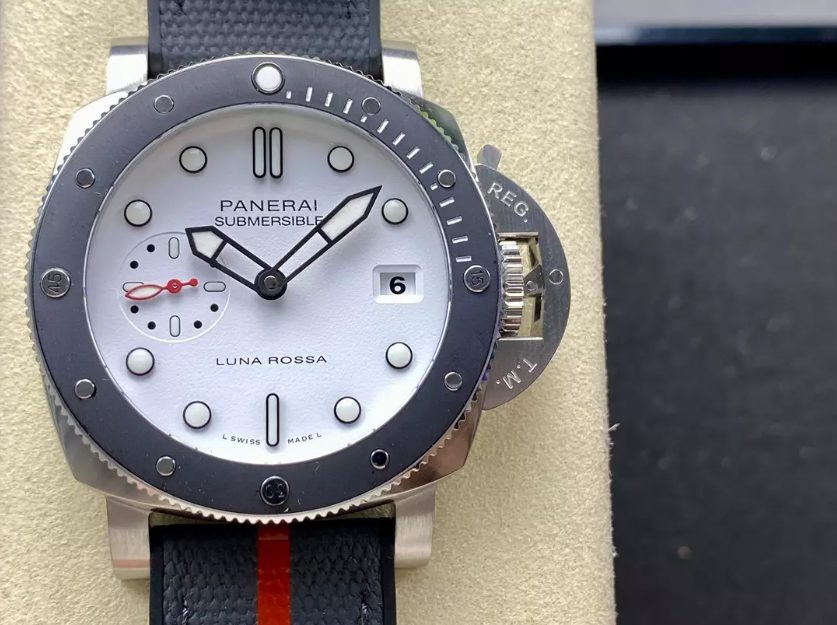 파네라이 섭머저블 루나로사 화이트 다이얼 42mm PAM1579
