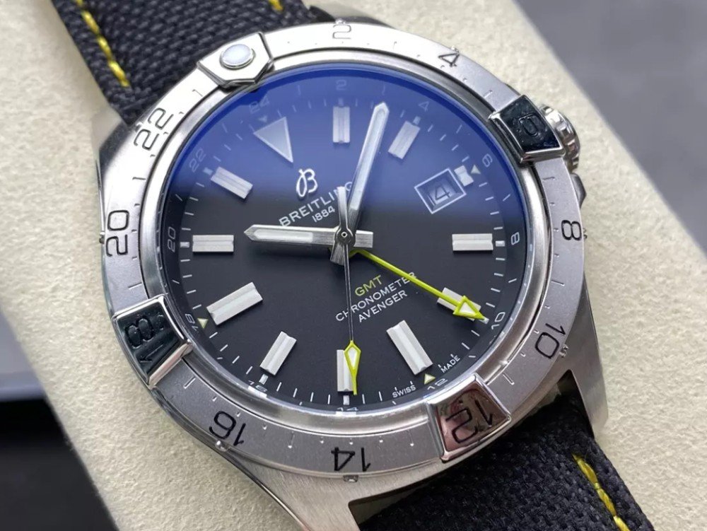 브라이틀링 어벤저 오토매틱 GMT 베스트 에디션 블랙 다이얼 나일론 스트랩 44mm