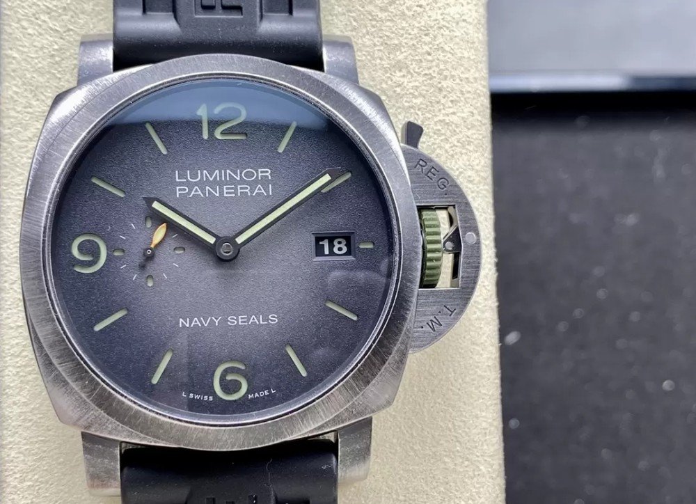 파네라이 루미노르 네이비 씰 리미티드 에디션 44mm PAM01412
